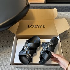 LOEW*26ss夏季新款多扣带厚底休闲凉拖自带高级随性的度假氛围感,多条交叉绑带搭配金属方扣设计,利落 LOEW*26ss夏季新款多扣带厚底休闲凉拖自带高级随性的度假氛围感,多条交叉绑带搭配金属方扣设计,利落