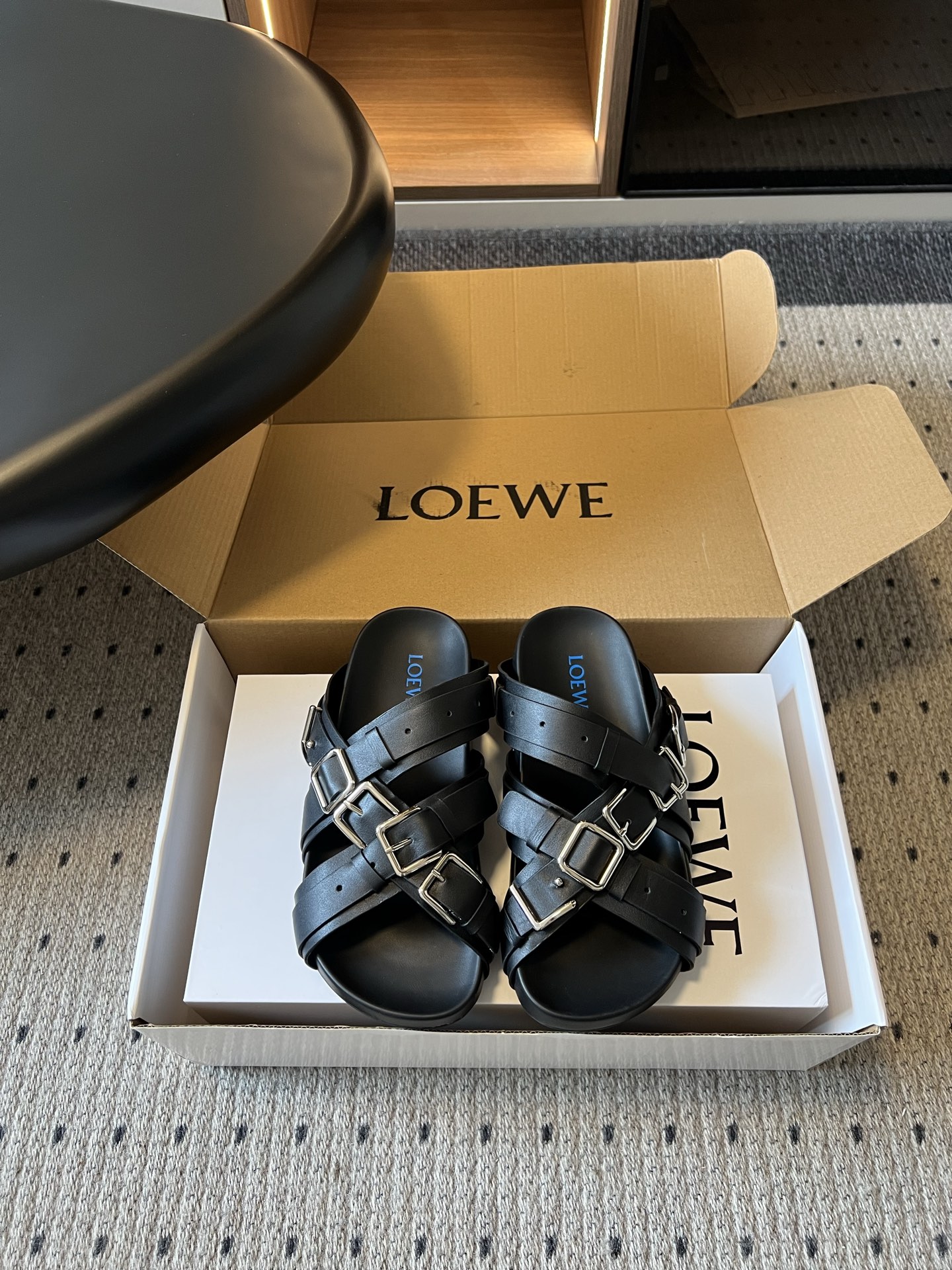 LOEW*26ss夏季新款多扣带厚底休闲凉拖自带高级随性的度假氛围感，多条交叉绑带搭配金属方扣设计，利落