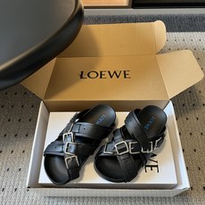 LOEW*26ss夏季新款多扣带厚底休闲凉拖自带高级随性的度假氛围感,多条交叉绑带搭配金属方扣设计,利落 LOEW*26ss夏季新款多扣带厚底休闲凉拖自带高级随性的度假氛围感,多条交叉绑带搭配金属方扣设计,利落