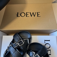 LOEW*26ss夏季新款多扣带厚底休闲凉拖自带高级随性的度假氛围感,多条交叉绑带搭配金属方扣设计,利落 LOEW*26ss夏季新款多扣带厚底休闲凉拖自带高级随性的度假氛围感,多条交叉绑带搭配金属方扣设计,利落