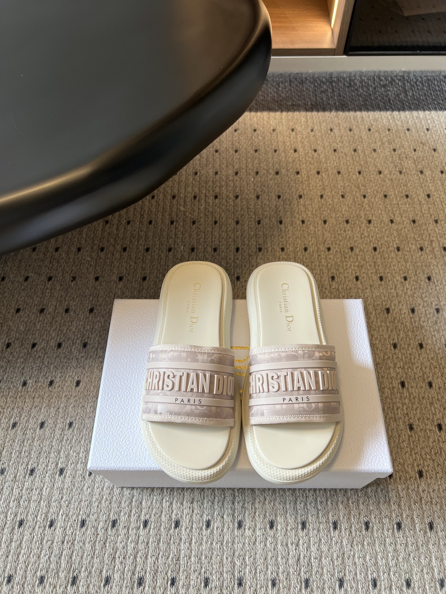NO:906118,Top-quality Dio*26ss summer new presbyopic thick-soled casual flip-flops have a relaxed French holiday atmosphere. The webbing upper is embossed with a complete letter logo, with clear layers. The simple and elegant version has a high-end texture and a low-key style. It is casual and comfortable with casual shorts and denim straight pants. It is suitable for vacation scenes with cotton and linen skirts and beach long skirts. It can be easily controlled at home, strolling on the street, or on vacation at the seaside. Electrically embroidered upper, mesh lining  Outsole original molded outsole size 35-41 (customized sizes 40 and 41 are not returnable) Heel height 3cm, slippers, dior, slippers, skirts, shorts19860909顶级品质 Dio*26ss夏季新款老花厚底休闲一字拖 自带法式度假松弛氛围感,织带鞋面压印完整字母标识,层次分明,简约大方的版型自带高级质感,低调彰显格调. 搭配休闲短裤、牛仔直筒裤随性自在,搭配棉麻半身裙、沙滩长裙适配度假场景,居家外出、街边闲逛、海边度假都能轻松驾驭. 鞋面电绣面 内里网布 大底原版开模大底 size35-41码（40、41码定制不退换） 跟高3cm,拖鞋,dior,slippers,skirts,shorts,Women's Shoes