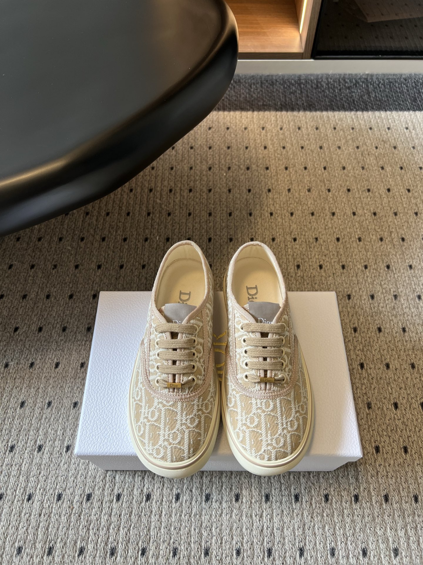 NO:904286,The top version of Dior 26ss summer new lace-up casual sneakers has a fresh and lazy literary atmosphere, with a classic low-top sneaker silhouette and dark floral embossing that is low-key and restrained, eliminating the exaggeration and showing a simple and high-end temperament. It is casual and comfortable with straight jeans, cotton and linen wide-leg pants, and with floral skirts and knitted long skirts to create a gentle literary look, suitable for daily commuting, shopping and shopping, and weekend outings. The upper is made of original high-density canvas  Original high-density canvas lining, TPU two-color molded outsole, size 35-41 (customized size 41 is non-returnable), heel height 3cm, casual shoes/sports shoes, dior, sneakers, skirts, jeans19860909顶级版本 Dior 26ss夏季新款系带休闲板鞋 自带清新慵懒的文艺氛围,经典低帮板鞋轮廓,暗纹老花压印低调内敛,褪去浮夸感,尽显简约高级气质. 搭配直筒牛仔裤、棉麻阔腿裤随性自在,搭配碎花半身裙、针织长裙可打造温柔文艺造型,日常通勤、逛街探店、周末出游全部适配. 鞋面原版高密度帆布 内里原版高密度帆布 大底TPU双色开模大底 size35-41码（41码定制不退换） 跟高3cm,休闲鞋/运动鞋,dior,sneakers,skirts,jeans,Women's Shoes