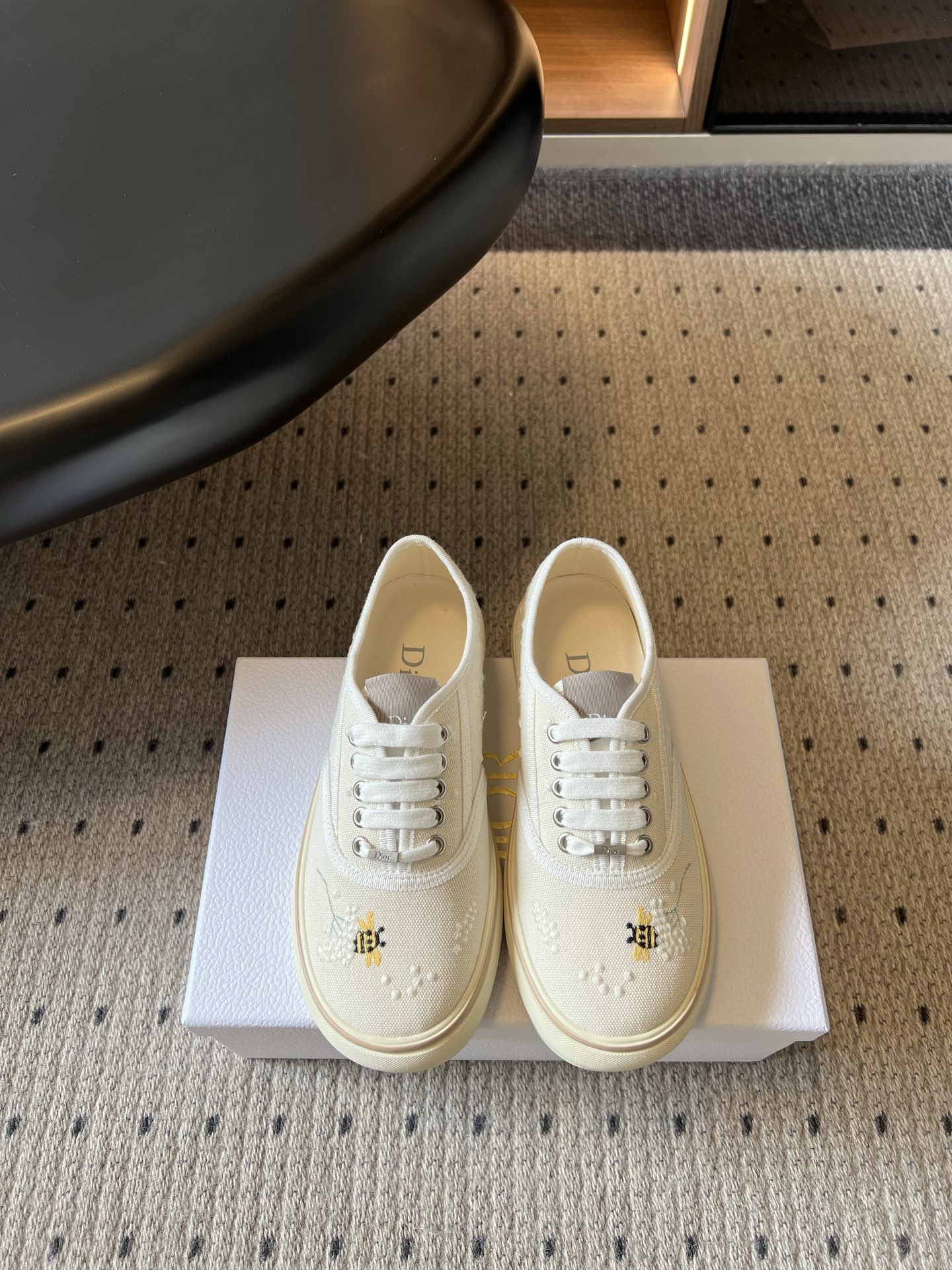 NO:906125,Top-quality Dio*26ss summer new lace-up casual sneakers have a fresh and lazy literary atmosphere. The classic low-top sneaker silhouette and dark patterned presbyopia embossing are low-key and restrained, eliminating the exaggeration and showing a simple and high-end temperament. Pair with straight jeans, cotton and linen wide-leg pants for a casual style. Pair with floral skirts and knitted long skirts to create a gentle literary look. Suitable for daily commuting, shopping and shopping, and weekend outings. The upper is made of original high-density canvas  Original high-density canvas lining, TPU two-color molded outsole, size 35-41 (customized sizes 40 and 41 are not returnable), heel height 3cm, casual shoes/sports shoes, dior, sneakers, skirts, jeans19860909顶级品质 Dio*26ss夏季新款系带休闲板鞋 自带清新慵懒的文艺氛围,经典低帮板鞋轮廓,暗纹老花压印低调内敛,褪去浮夸感,尽显简约高级气质. 搭配直筒牛仔裤、棉麻阔腿裤随性自在,搭配碎花半身裙、针织长裙可打造温柔文艺造型,日常通勤、逛街探店、周末出游全部适配. 鞋面原版高密度帆布 内里原版高密度帆布 大底TPU双色开模大底 size35-41码（40、41码定制不退换） 跟高3cm,休闲鞋/运动鞋,dior,sneakers,skirts,jeans,Women's Shoes