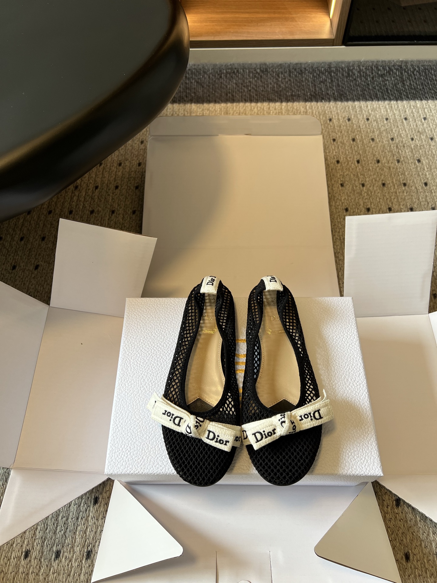 NO:906098,Top quality Dio*26ss new summer mesh bow flat shoes with a French gentle atmosphere, the hollow mesh fabric is transparent and light, the toe is embellished with a letter printed bow, soft and delicate, the simple ballet shoe shape shows elegance. Pair it with a satin skirt, a floral dress to show your gentle temperament, and with cigarette suit pants to create a light and sophisticated commuting style, perfect for afternoon tea parties, daily commuting, and weekend dates. Upper embroidery/mesh  Sheepskin lining, TPU outsole, sizes 35-42 (customized sizes 40, 41, 42 are non-returnable), ballet shoes, dior, skirts, business suit, sheepskin19860909顶级品质 Dio*26ss夏季新款网纱蝴蝶结平底单鞋 自带法式温柔氛围感,镂空网纱面料通透轻盈,鞋头缀有字母印花蝴蝶结,柔美又精致,简约芭蕾鞋型尽显优雅气质. 搭配缎面半身长裙、碎花连衣裙尽显温婉气质,搭配烟管西装裤打造轻熟通勤风格,下午茶聚会、日常通勤、周末约会都能完美适配. 鞋面刺绣/网布 内里羊皮 大底TPU大底 size35-42码（40、41、42码定制不退换）,芭蕾舞鞋,dior,skirts,business suit,sheepskin,Women's Shoes