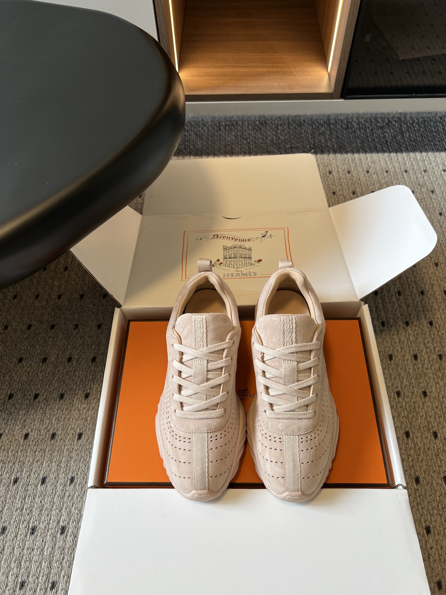 NO:906029,Top-quality Hermes 26ss new summer casual sports shoes have a Nordic low-key and relaxed atmosphere, smooth and streamlined shoe body, fine punching design throughout, soft and low-saturated colors, and faded complicated decorations, showing a high-end and simple texture. Pair them with straight jeans and wide-leg casual pants for a casual and lazy style. Pair them with sports pants to create a daily casual style, which can be easily controlled for commuting, shopping, walking, and short trips. Upper sheepskin/sheepskin lining sheepskin  Outsole TPU outsole size 35-40 (customized size 40 is non-returnable) Heel height 2cm, casual shoes/sports shoes, hermes, hermes, sneakers, jeans, sheepskin, sheep19860909顶级品质 Hermes爱马仕26ss夏季新款休闲运动鞋 自带北欧低调松弛氛围感,流畅流线型鞋身,通体细密冲孔设计,柔和低饱和色系,褪去繁杂装饰,尽显高级简约质感. 搭配直筒牛仔裤、阔腿休闲裤随性慵懒,搭配运动卫裤打造日常休闲风格,通勤出行、逛街散步、短途旅行都可以轻松驾驭. 鞋面羊京/羊皮 内里羊皮 大底TPU大底 size35-40码（40码定制不退换） 跟高2cm,休闲鞋/运动鞋,hermes,hermes,sneakers,jeans,sheepskin,sheep,Women's Shoes