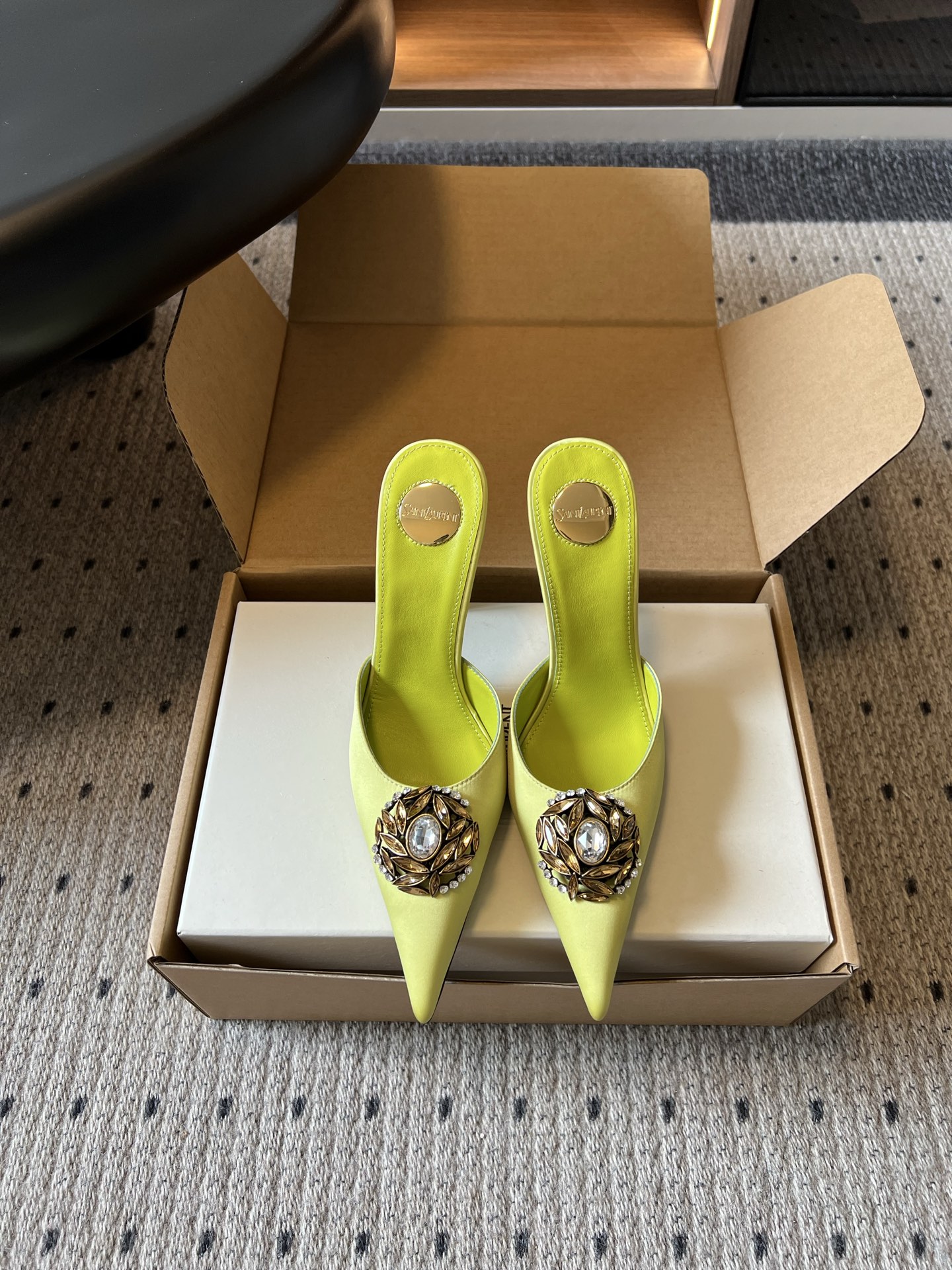 NO:905978,Saint Lauren*YSL's new summer pointed toe rhinestone stiletto heel Mule slippers have a strong ladylike aura. The neat pointed toe elongates the foot. The toe is inlaid with three-dimensional gemstone flowers. The satin material is high-grade and bold. The colors are bold and flamboyant, making it easy to create an eye-catching look. Paired with a slim-fit hip skirt or a slit fishtail skirt, it can balance the sharp aura with simple black suit pants. It is very suitable for dinner parties, party appointments, and light luxury cocktail parties. Silk upper  Lambskin lining, Italian genuine leather outsole, size 35-41 (customized sizes 40 and 41 are non-refundable), heel height 10cm, half-drag high heels, saint laurent, saint laurent, high heels, skirts, business suit, sheepskin, real silk, Leather soles19860909Saint Lauren*YSL夏季新款尖头水钻细跟穆勒拖 自带浓烈的御姐气场,利落尖头拉长脚型,鞋头镶嵌立体宝石花饰,缎面材质光泽高级,色彩大胆张扬,轻松打造吸睛造型. 搭配修身包臀裙、开叉鱼尾裙尽显成熟妩媚,搭配简约黑色西装裤,可平衡凌厉气场,晚宴聚会、派对赴约、轻奢酒会场景都十分适配. 鞋面真丝 内里小羊皮 大底意大利真皮大底 size35-41码（40、41码定制不退换） 跟高10cm,半拖高跟鞋,saint laurent,saint laurent,high heels,skirts,business suit,sheepskin,real silk,Leather soles,Women's Shoes