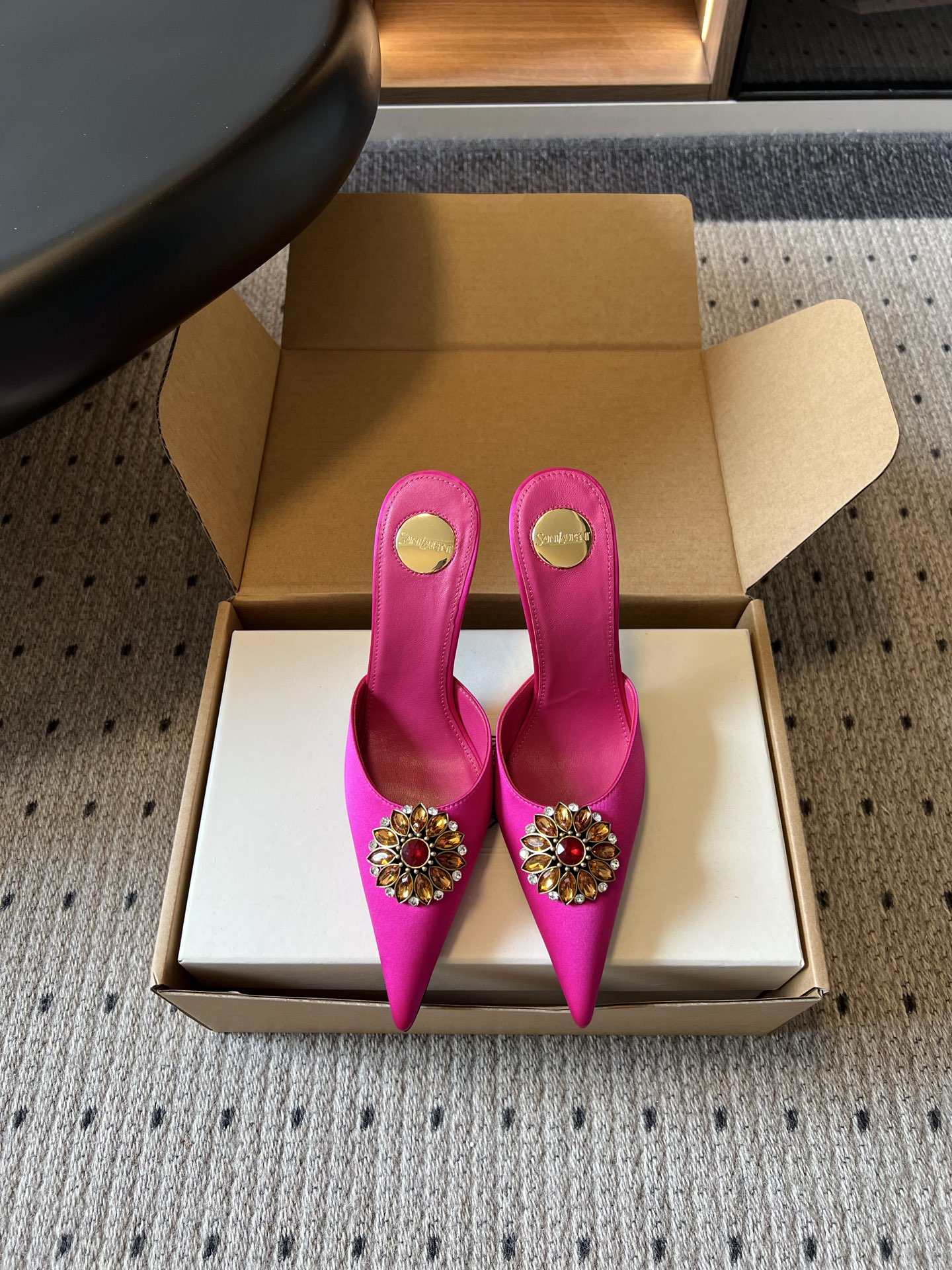 NO:906082,Top-quality Saint Lauren*YSL summer new pointed toe rhinestone stiletto heel Mule slippers have a strong ladylike aura. The neat pointed toe elongates the foot shape. The toe is inlaid with three-dimensional gemstone flowers. The satin material is high-grade and the colors are bold and flamboyant. It can easily create an eye-catching look. Paired with a slim hip skirt or a slit fishtail skirt, it shows a mature and charming look. Paired with simple black suit pants, it can balance the sharp aura. It is very suitable for dinner gatherings, party appointments, and light luxury cocktail parties.  Silk upper, lambskin lining, Italian genuine leather outsole, size 35-41 (40, 41 and 42 sizes are customized and non-refundable), heel height 10.5cm, half-drag high heels, saint laurent, saint laurent, high heels, skirts, business suit, sheepskin, real silk, Leather soles19860909顶级品质 Saint Lauren*YSL夏季新款尖头水钻细跟穆勒拖 自带浓烈的御姐气场,利落尖头拉长脚型,鞋头镶嵌立体宝石花饰,缎面材质光泽高级,色彩大胆张扬,轻松打造吸睛造型. 搭配修身包臀裙、开叉鱼尾裙尽显成熟妩媚,搭配简约黑色西装裤,可平衡凌厉气场,晚宴聚会、派对赴约、轻奢酒会场景都十分适配. 鞋面真丝 内里小羊皮 大底意大利真皮大底 size35-41码（40、41 42码定制不退换） 跟高10.5cm,半拖高跟鞋,saint laurent,saint laurent,high heels,skirts,business suit,sheepskin,real silk,Leather soles,Women's Shoes