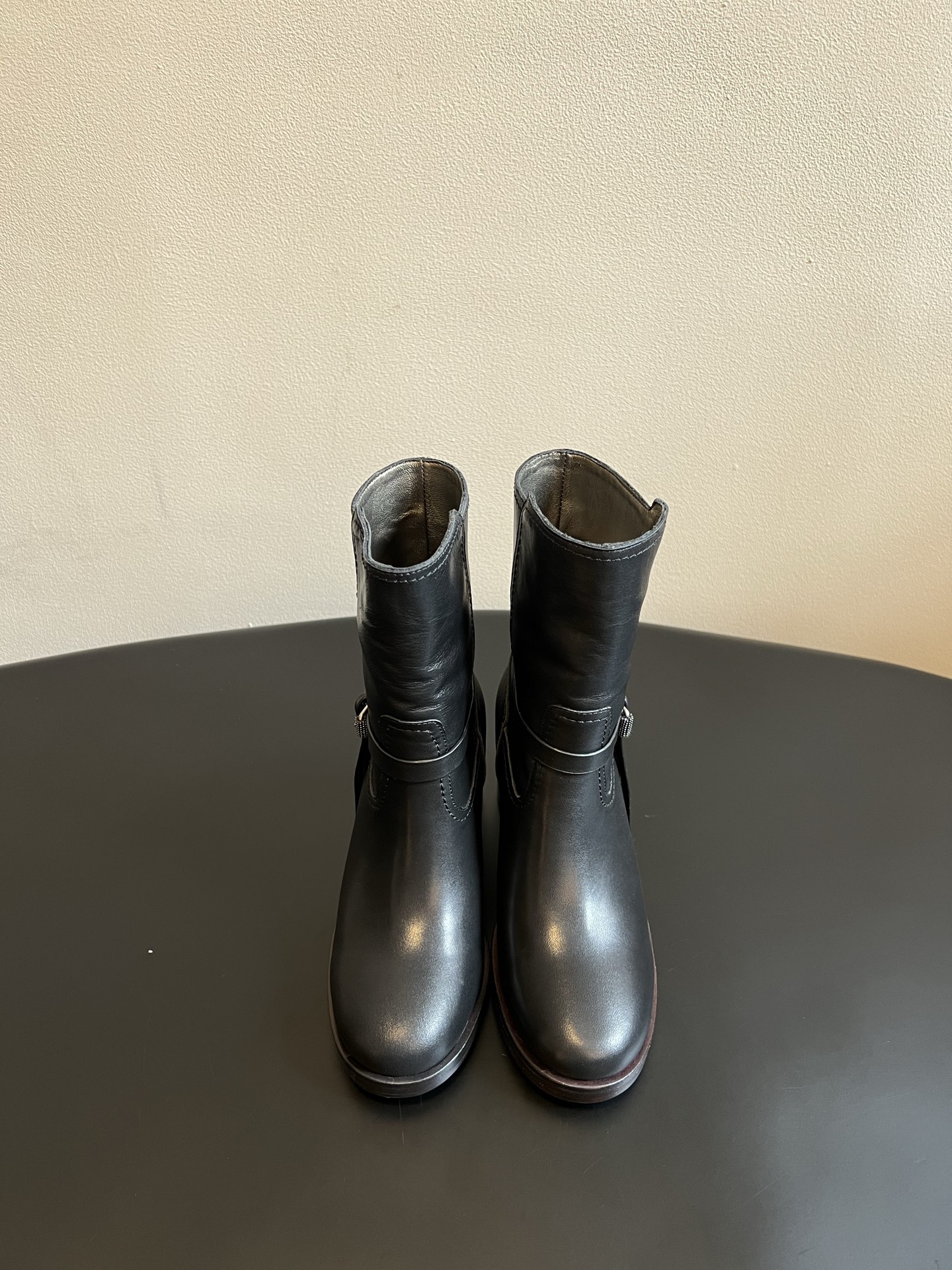 NO:906112,Top-quality Brunello Cucinell*BC26ss summer new belt buckle thick-heeled mid-calf boots have a strong retro noble atmosphere. The round toe is matched with a neat mid-calf boot shape. The wrap-around belt buckle embellishes the boot body. The genuine leather has a warm luster. The mellow color is calm and atmospheric. Every gesture shows French retro style.  A classic boot that is a must-have for autumn and winter shoe cabinets. The retro noble style is long-lasting and looks slim. The classic style can transcend seasons and remain fashionable for a long time. The upper is imported cowhide/cow suede and the lining is imported sheepskin. The outsole is Italian genuine leather. Sizes 35-41 (40, 41 and 42 sizes are customized and non-refundable). Heel height 7cm. Boots, brunello cucinelli, boots, cowhide, sheepskin, Leather soles19860909顶级品质 Brunello Cucinell*BC26ss夏季新款皮带扣粗跟中筒靴 自带浓郁的复古贵气氛围感,圆润鞋头搭配利落中筒靴型,环绕式皮带扣点缀靴身,真皮自带温润光泽,醇厚色调沉稳大气,举手投足尽显法式复古格调. 属于秋冬鞋柜必备的经典靴款,复古贵气风格持久耐看,上脚显瘦显气质,经典款式能够跨越季节,长久穿着依旧时髦. 鞋面进口牛皮/牛反绒 内里进口羊皮 大底意大利真皮大底 size35-41码（40、41 42码定制不退换） 跟高7cm,靴子,brunello cucinelli,boots,cowhide,sheepskin,Leather soles,Women's Shoes