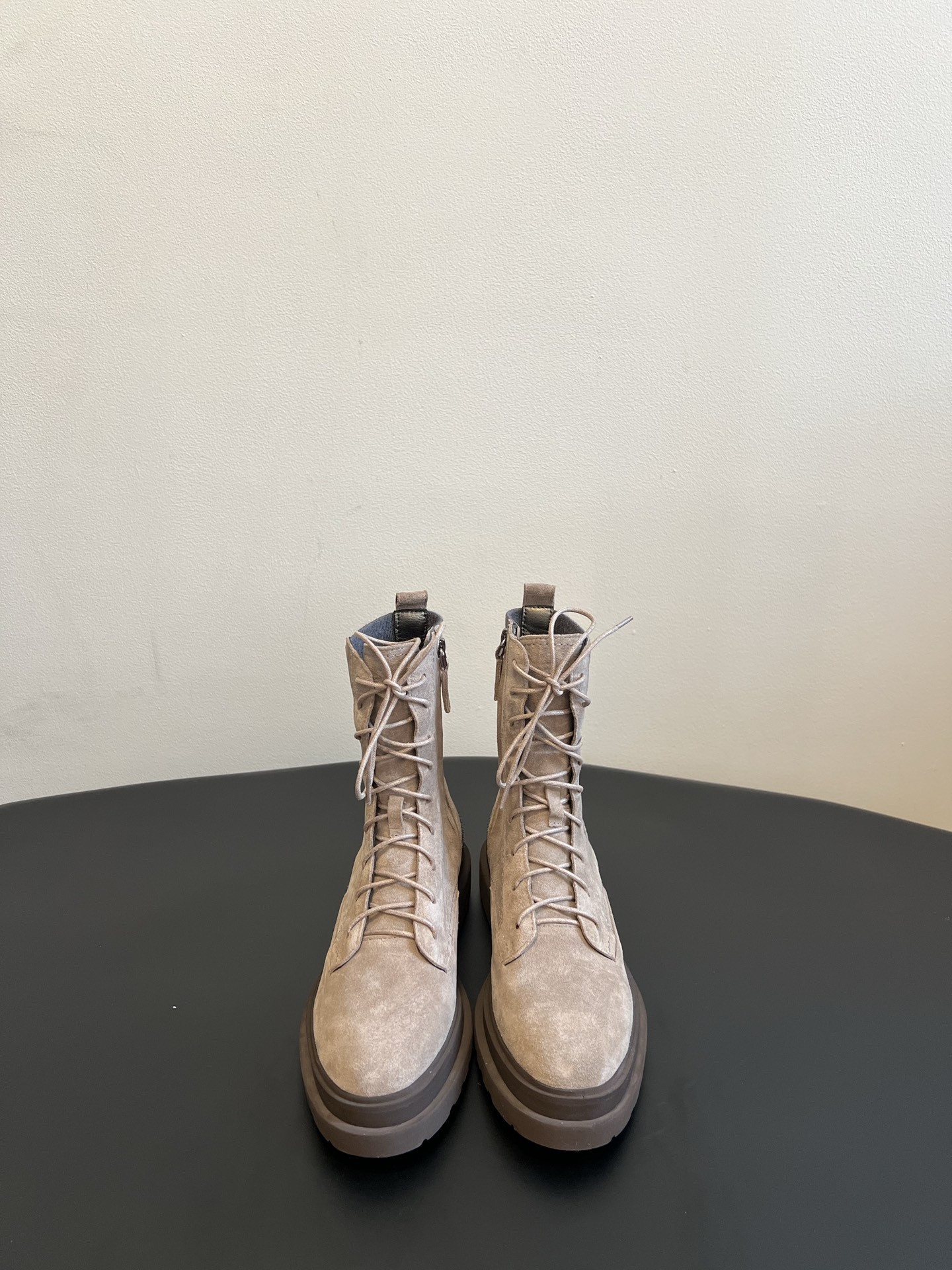NO:906138,Top-quality Brunello Cucinell*BC26ss summer new spliced thick-soled British-style Martin boots have a casual and cool aura, with laces and side zipper design, a thick-soled and elevated version that is neat and stylish, and a variety of earth tones that are gentle and atmospheric, full of retro British style.  It is highly adaptable to the dressing scene. Pair it with denim wide-leg pants to create a casual street style. Pair it with a woolen skirt to create a unique temperament. Pair it with casual sweatpants for a lazy and casual look. It can be easily used for commuting in autumn and winter, shopping and going out, and weekend parties. The upper is imported cowhide/cow suede. The lining is imported sheepskin. EVA foam outsole size 35-41 (40, 41 and 42 sizes are customized and non-refundable). Heel height 4.5cm, boots, brunello  cucinelli,boots,skirts,cowhide,sheepskin19860909顶级品质 Brunello Cucinell*BC26ss夏季新款拼接厚底英伦风马丁靴 自带随性洒脱的酷飒气场,系带搭配侧拉链设计,厚底增高版型利落有型,多种大地色系温柔又大气,复古英伦风十足. 穿搭场景适配性极强,搭配牛仔阔腿裤打造街头休闲风格,搭配毛呢半身裙混搭出独特气质,搭配休闲卫裤慵懒随性,秋冬通勤、逛街出游、周末聚会都能轻松驾驭. 鞋面进口牛皮/牛反绒 内里进口羊皮 大底EVA发泡大底 size35-41码（40、41 42码定制不退换） 跟高4.5cm,靴子,brunello cucinelli,boots,skirts,cowhide,sheepskin,Women's Shoes