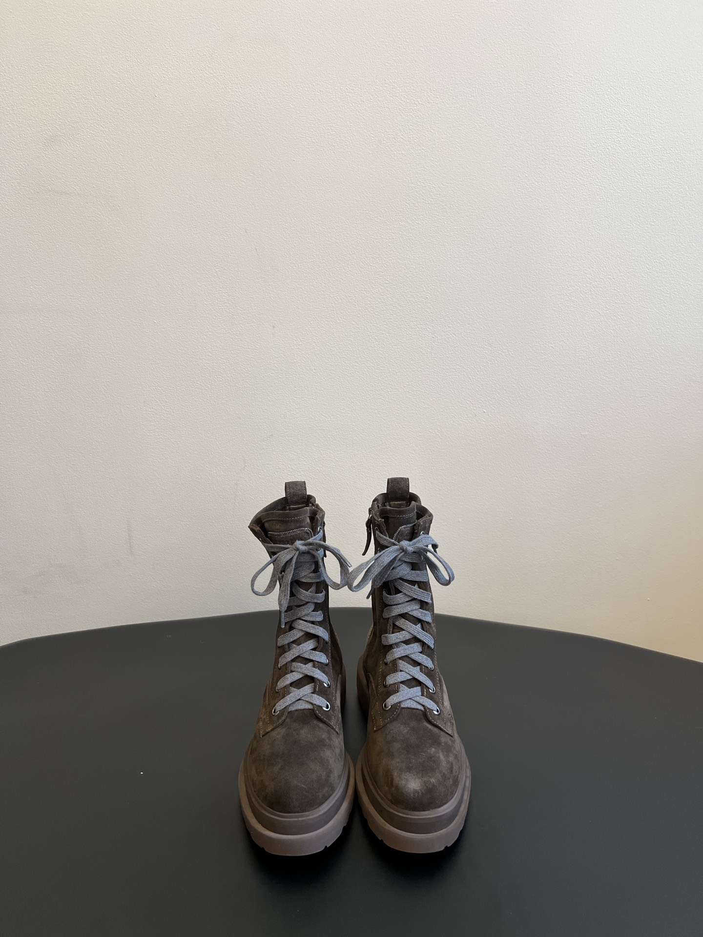 NO:906143,Top-quality Brunello Cucinell*BC26ss summer new retro lace-up thick-soled Martin boots have a lazy and casual retro literary atmosphere, with contrasting laces and details, a neat mid-length version with a thick-soled design, soft and simple earth tones, and a natural atmosphere.  The dressing scene is very wide. Pair it with distressed denim wide-leg pants to create an American retro style. Pair it with a woolen skirt for a gentle and casual look. Pair it with casual overalls to highlight the coolness. It can be easily used for autumn and winter commuting, outings and street shopping. The upper is imported cowhide/cow suede. The lining is imported sheepskin. The outsole is EVA foam. Size 35-41 (40, 41 and 42 sizes are customized and non-refundable). Heel height 4.5cm, boots, brunello  cucinelli,boots,skirts,cowhide,sheepskin19860909顶级品质 Brunello Cucinell*BC26ss夏季新款复古系带厚底马丁靴 自带慵懒随性的松弛复古文艺氛围,撞色鞋带点缀细节,利落中筒版型搭配厚底设计,大地色系温柔质朴,氛围感浑然天成. 穿搭场景十分宽泛,搭配做旧牛仔阔腿裤营造美式复古格调,搭配毛呢半身长裙温柔随性,搭配休闲工装裤凸显酷感,秋冬通勤、郊外出行、街头逛街都能轻松驾驭. 鞋面进口牛皮/牛反绒 内里进口羊皮 大底EVA发泡大底 size35-41码（40、41 42码定制不退换） 跟高4.5cm,靴子,brunello cucinelli,boots,skirts,cowhide,sheepskin,Women's Shoes