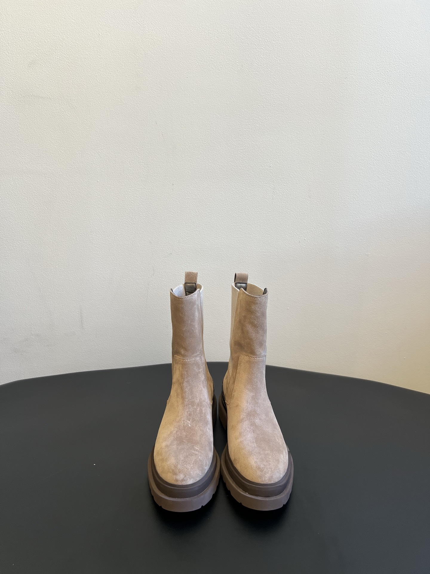 NO:906153,Top quality Brunello Cucinell*BC26ss new summer retro thick-soled mid-calf boots, with a warm and restrained relaxed retro literary temperament, elastic webbing spliced boot body, rounded toe to weaken the sharp feeling, rich earth tones, simple and high-end texture.  It has strong compatibility in different dressing scenes. Pair it with straight jeans to create a casual everyday style. Pair it with a woolen skirt to show the gentle temperament of autumn and winter. Pair it with wide-leg cashmere pants, which is simple and elegant. It is suitable for commuting in the workplace, daily shopping, and gatherings with friends. The upper is imported cowhide/cow suede, and the lining is imported sheepskin. EVA foam outsole size 35-41 (40, 41 and 42 sizes are customized and non-refundable). Heel height 4.5cm, boots, brunello  cucinelli,boots,skirts,jeans,cowhide,sheepskin19860909顶级品质 Brunello Cucinell*BC26ss夏季新款复古厚底中筒靴 自带温润内敛的松弛复古文艺气质,弹性织带拼接靴身,圆润鞋头弱化凌厉感,浓郁大地色系,质朴又有高级质感. 穿搭场景兼容性极强,搭配直筒牛仔裤打造日常休闲风格,搭配毛呢半身裙尽显秋冬温柔气质,搭配阔腿羊绒裤简约大气,职场通勤、日常逛街、朋友小聚全部适配. 鞋面进口牛皮/牛反绒 内里进口羊皮 大底EVA发泡大底 size35-41码（40、41 42码定制不退换） 跟高4.5cm,靴子,brunello cucinelli,boots,skirts,jeans,cowhide,sheepskin,Women's Shoes