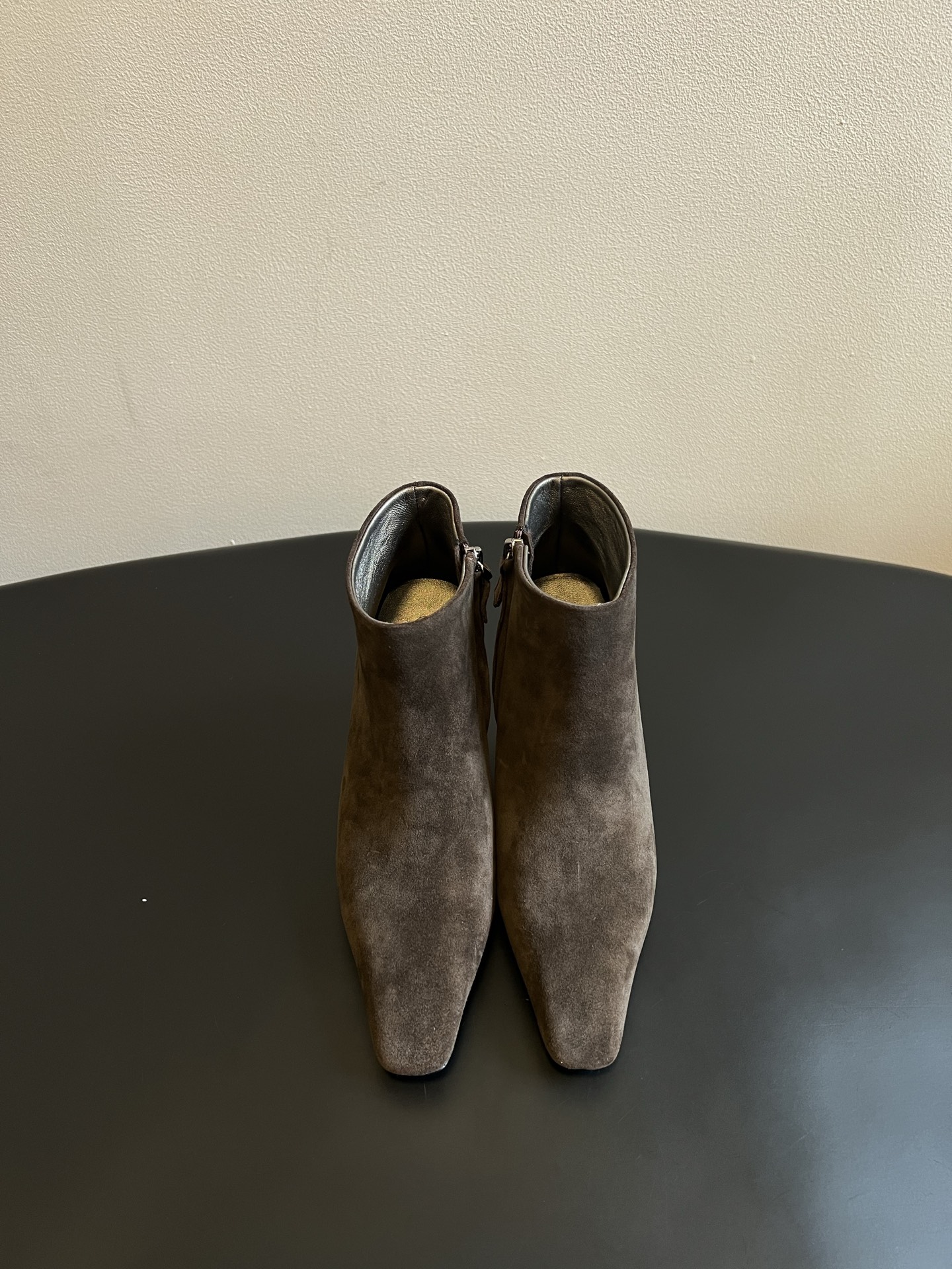 NO:906099,Top-quality Brunello Cucinell*BC26ss new summer style high-heeled short boots with pointed toe and stilettos have a cool and minimalist aura of alienation and high-end. The neat small square pointed toe weakens the sharpness, the smooth boot shaft wraps around the ankle, and the heel is inlaid with exquisite glitter. The low-saturated earth color is simple and highly textured. It is a must-have item for light luxury that enhances your temperament. It has a prominent cool minimalist style, and the upper leg modifies the leg line. The classic and simple design can not go out of style for a long time.  Upper imported cowhide/cow suede, lining imported sheepskin, outsole Italian genuine leather outsole size 35-41 (40, 41 and 42 sizes are customized and non-returnable) Heel height 7.5cm, boots, brunello cucinelli, boots, cowhide, sheepskin, Leather soles19860909顶级品质 Brunello Cucinell*BC26ss夏季新款尖头细跟气质高跟短靴 自带疏离高级的清冷极简气场,利落小方尖头弱化尖锐感,流畅靴筒包裹脚踝,鞋跟镶嵌精致闪饰,低饱和大地色系,简约又极具质感. 属于提升气质的轻奢必备单品,清冷极简风格突出,上脚修饰腿部线条,经典简约的设计能够长久不过时. 鞋面进口牛皮/牛反绒 内里进口羊皮 大底意大利真皮大底 size35-41码（40、41 42码定制不退换） 跟高7.5cm,靴子,brunello cucinelli,boots,cowhide,sheepskin,Leather soles,Women's Shoes