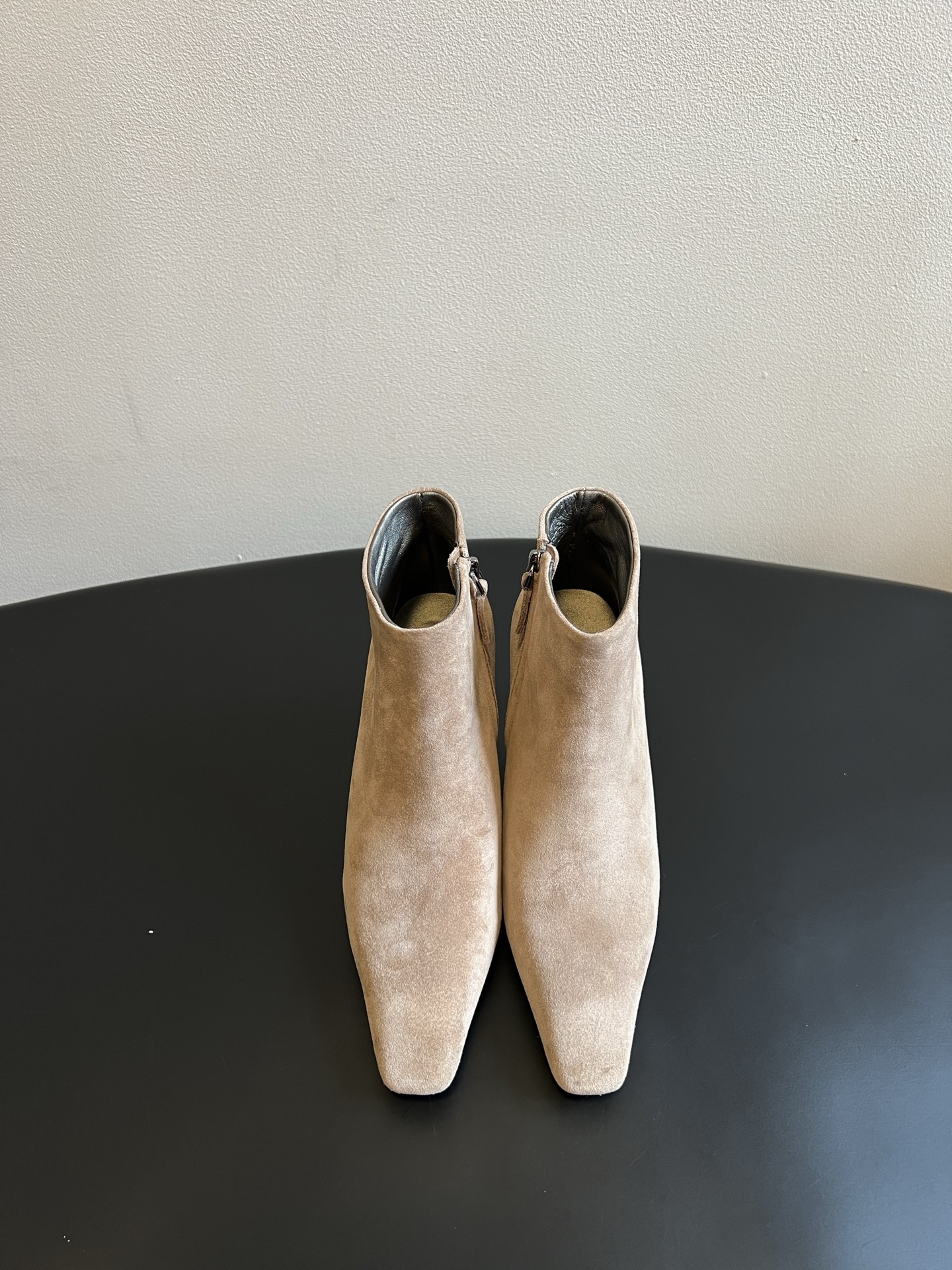 NO:922004,Brunello Cucinell*BC26ss new summer style high-heeled short boots with pointed toe and stilettos have a cool and minimalist aura of alienation and high-end. The neat small square pointed toe weakens the sharpness, the smooth boot shaft wraps the ankle, and the heel is inlaid with exquisite glitter. The low-saturated earth color is simple and highly textured. It is a must-have item for light luxury that enhances your temperament. It has a prominent cool minimalist style, and the upper leg modifies the leg line. The classic and simple design can not go out of style for a long time. The upper is imported cowhide/cow suede.  Imported sheepskin lining, Italian genuine leather outsole, sizes 35-41 (customized sizes 40 and 41 are non-refundable), heel height 7.5cm, boots, brunello cucinelli, boots, cowhide, sheepskin, Leather soles19860909Brunello Cucinell*BC26ss夏季新款尖头细跟气质高跟短靴 自带疏离高级的清冷极简气场,利落小方尖头弱化尖锐感,流畅靴筒包裹脚踝,鞋跟镶嵌精致闪饰,低饱和大地色系,简约又极具质感. 属于提升气质的轻奢必备单品,清冷极简风格突出,上脚修饰腿部线条,经典简约的设计能够长久不过时. 鞋面进口牛皮/牛反绒 内里进口羊皮 大底意大利真皮大底 size35-41码（40、41码定制不退换） 跟高7.5cm,靴子,brunello cucinelli,boots,cowhide,sheepskin,Leather soles,Women's Shoes