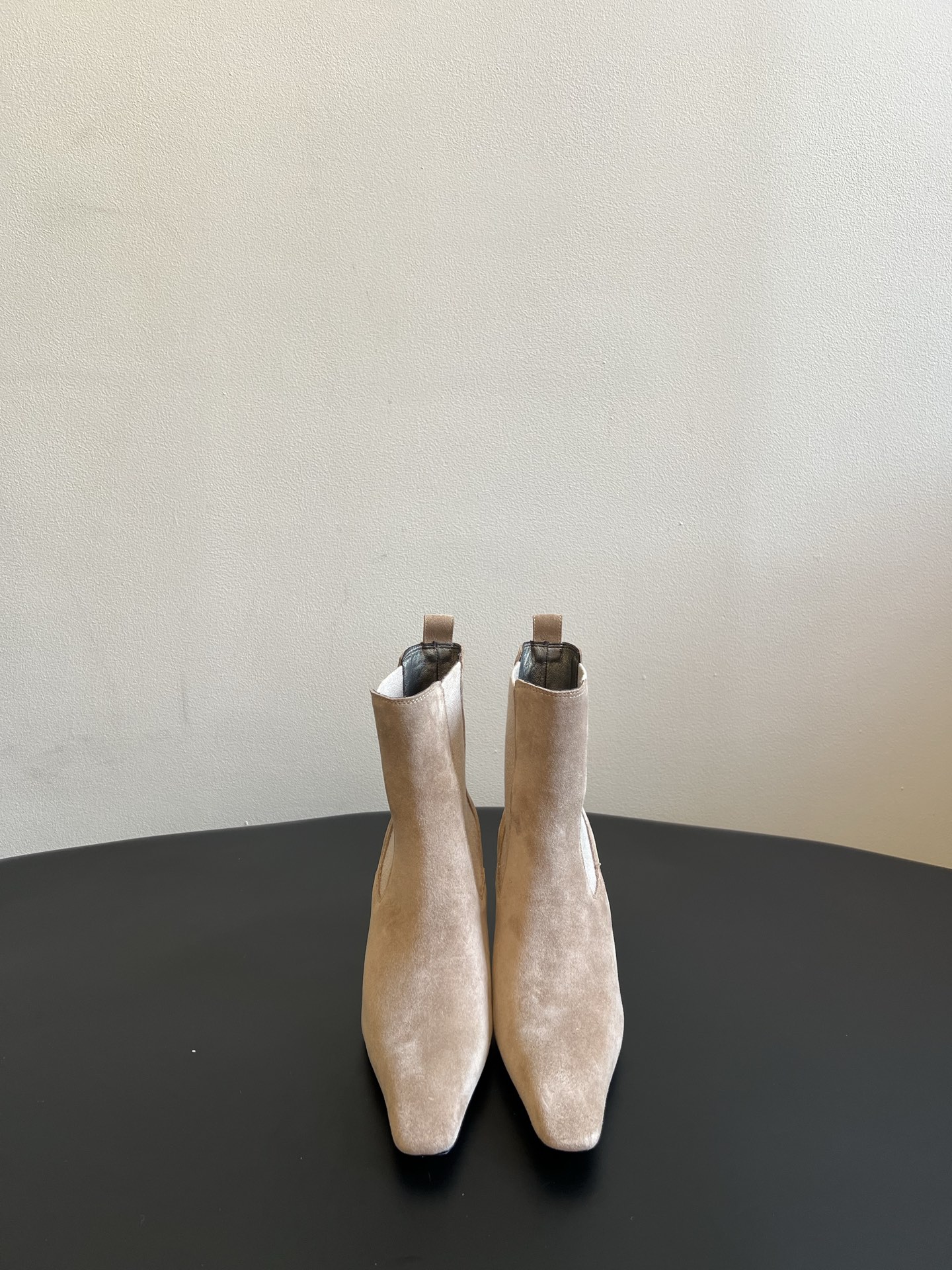NO:906105,Top-quality Brunello Cucinell*BC26ss summer new style high-heeled mid-calf boots with pointed toe and stiletto heel. It has a cool and minimalist style with high coldness and alienation. The neat pointed toe elongates the line of the foot. The stiletto heel is inlaid with sparkling diamonds and is exquisite and dazzling. The low-saturated earth color is low-key and full of high-end texture.  It is suitable for a wide range of dressing scenes. Pair it with high-waisted suit pants to create a smart workplace style, suitable for daily commuting and business meetings. Pair it with velvet skirts and satin long skirts to outline an elegant ladylike temperament. It can be perfectly suitable for dates, dinners, and high-end parties. The upper is imported cowhide/cow suede, and the lining is imported sheepskin. The outsole is Italian genuine leather. Sizes 35-41 (customized sizes 40, 41, and 42 are not returnable)  Heel height 7.5cm,boots,brunello cucinelli,boots,skirts,business suit,cowhide,sheepskin,Leather soles19860909顶级品质 Brunello Cucinell*BC26ss夏季新款尖头细跟气质高跟中筒靴 自带高冷疏离的清冷极简格调,利落尖头拉长脚部线条,镶嵌闪钻细跟精致耀眼,低饱和大地色系,低调又充满高级质感. 穿搭场景适配范围很广,搭配高腰西装裤打造干练职场风格,适合日常通勤、商务会面；搭配丝绒半身裙、缎面长裙,勾勒优雅名媛气质,约会、晚宴、高端聚会都能完美适配. 鞋面进口牛皮/牛反绒 内里进口羊皮 大底意大利真皮大底 size35-41码（40、41 42码定制不退换） 跟高7.5cm,靴子,brunello cucinelli,boots,skirts,business suit,cowhide,sheepskin,Leather soles,Women's Shoes