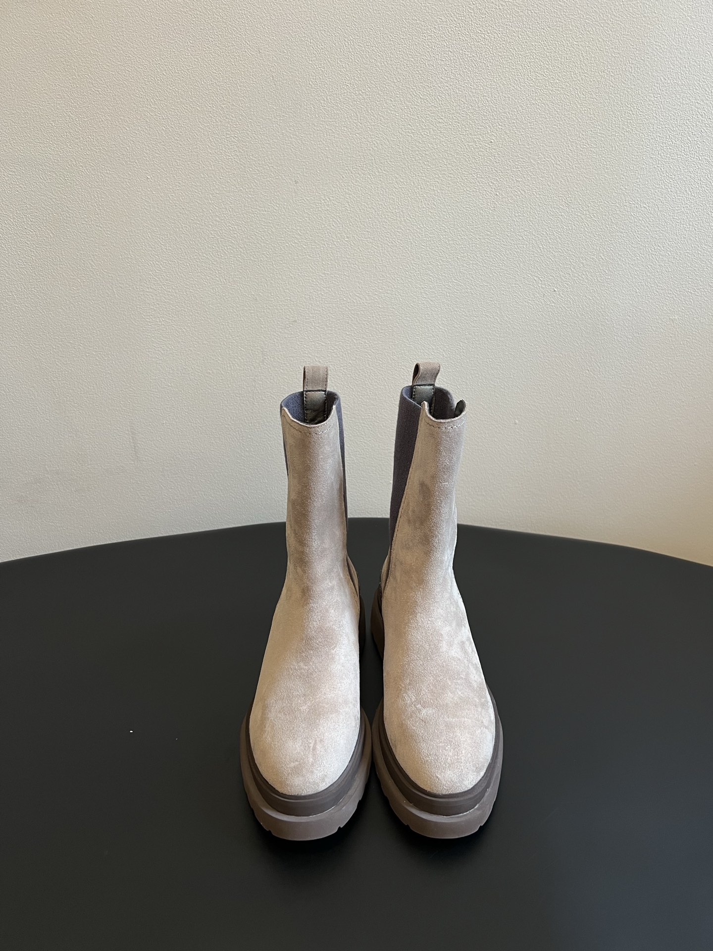 NO:906147,Top-quality Brunello Cucinell*BC26ss summer new simple thick-soled mid-calf boots have a warm and restrained relaxed retro literary temperament. The elastic webbing stitches the boot body, the round toe box weakens the sharp feeling, and the rich earth tones are simple and high-end texture.  It has strong compatibility in different dressing scenes. Pair it with straight jeans to create a casual everyday style. Pair it with a woolen skirt to show the gentle temperament of autumn and winter. Pair it with wide-leg cashmere pants, which is simple and elegant. It is suitable for commuting in the workplace, daily shopping, and gatherings with friends. The upper is imported cowhide/cow suede, and the lining is imported sheepskin. EVA foam outsole size 35-41 (40, 41 and 42 sizes are customized and non-refundable). Heel height 4.5cm, boots, brunello  cucinelli,boots,skirts,jeans,cowhide,sheepskin19860909顶级品质 Brunello Cucinell*BC26ss夏季新款简约厚底中筒靴 自带温润内敛的松弛复古文艺气质,弹性织带拼接靴身,圆润鞋头弱化凌厉感,浓郁大地色系,质朴又有高级质感. 穿搭场景兼容性极强,搭配直筒牛仔裤打造日常休闲风格,搭配毛呢半身裙尽显秋冬温柔气质,搭配阔腿羊绒裤简约大气,职场通勤、日常逛街、朋友小聚全部适配. 鞋面进口牛皮/牛反绒 内里进口羊皮 大底EVA发泡大底 size35-41码（40、41 42码定制不退换） 跟高4.5cm,靴子,brunello cucinelli,boots,skirts,jeans,cowhide,sheepskin,Women's Shoes