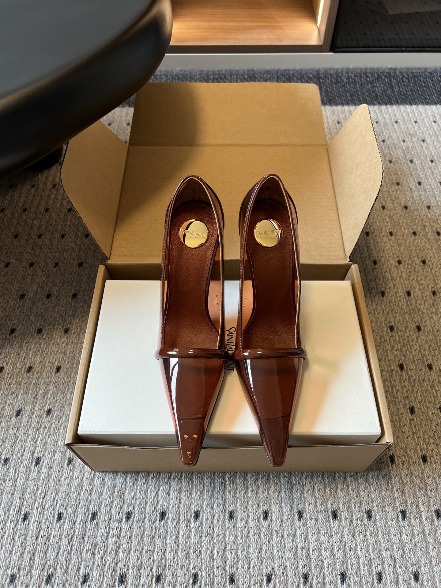 NO:906052,Top-quality Saint Lauren*YSL new summer transparent pointed-toe high-heeled shoes have a cool and high-end aura. The extremely elongated pointed-toe cut is paired with transparent glossy patent leather. The neat lines outline a delicate outline. The metal round buckle embellishes the shoe opening, giving it a strong and refined temperament.  It is highly adaptable to wear. Pair it with slim-fitting suit pants to create a workplace lady style. Pair it with a hip-hugging skirt to highlight your femininity. Pair it with wide-leg pants to create a mixed atmosphere. It is perfect for dinner parties, business commutes, and dates. Patent leather upper/TPU lining Sheepskin outsole Italian leather outsole size 35-41 (customized sizes 40 and 41 are non-refundable) Heel height 10.5cm, high-heeled shoes, saint laurent, saint  laurent,high heels,skirts,business suit,sheepskin,Leather soles19860909顶级品质 Saint Lauren*YSL夏季新款透明尖头高跟鞋 自带冷艳高级的酷飒气场,极致拉长的尖头剪裁搭配通透亮面漆皮,利落线条勾勒出精致轮廓,金属圆扣点缀鞋口,自带强势又精致的气质. 穿搭适配性极强,搭配修身西装裤打造职场御姐风格,搭配包臀半身裙凸显女人味,搭配阔腿裤营造混搭氛围感,晚宴聚会、商务通勤、约会赴宴都十分出彩. 鞋面漆皮/TPU 内里羊皮 大底意大利真皮大底 size35-41码（40、41码定制不退换） 跟高10.5cm,高跟鞋单鞋,saint laurent,saint laurent,high heels,skirts,business suit,sheepskin,Leather soles,Women's Shoes