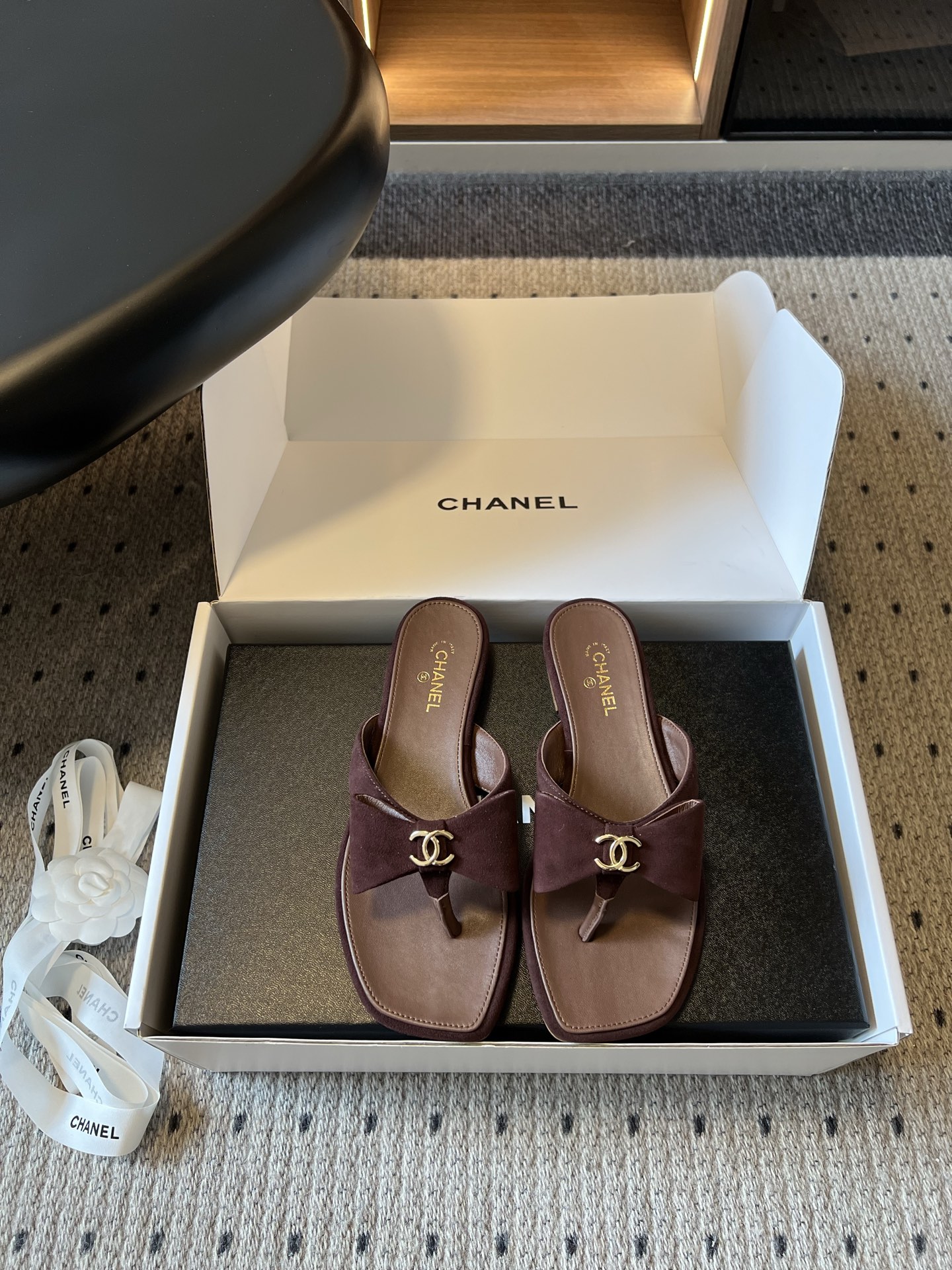 NO:922602,Chane*26ss new summer square toe bow thong sandals produced in Wandan have an elegant and gentle ladylike temperament. The square toe is matched with a three-dimensional large bow shape and is embellished with metal logos. It is simple and noble, easily creating a refined and lazy atmosphere.  The dressing scene is very wide. Pair it with a floral dress to show your gentle temperament, pair it with denim shorts for a refreshing and casual style, and pair it with wide-leg pants to create a casual and luxurious style. It can be perfectly suitable for daily shopping, vacations, and afternoon tea parties. The upper is imported sheepskin, the lining is sheepskin, and the outsole is Italian leather.19860909莞产 Chane*26ss夏季新款方头蝴蝶结夹趾凉拖 自带优雅温柔的名媛气质,方正鞋头搭配立体大蝴蝶结造型,金属标识点缀其间,简约又显贵,轻松营造精致慵懒的氛围感. 穿搭场景十分宽泛,搭配碎花长裙尽显温婉气质,搭配牛仔短裤清爽随性,搭配阔腿裤打造休闲轻奢风格,日常逛街、度假出游、下午茶聚会都能完美适配. 鞋面进口羊京 内里羊皮 大底意大利真皮大底 size35-40码（40码定制不退换）,分趾鞋,chanel,skirts,shorts,sheepskin,sheep,Leather soles,Women's Shoes