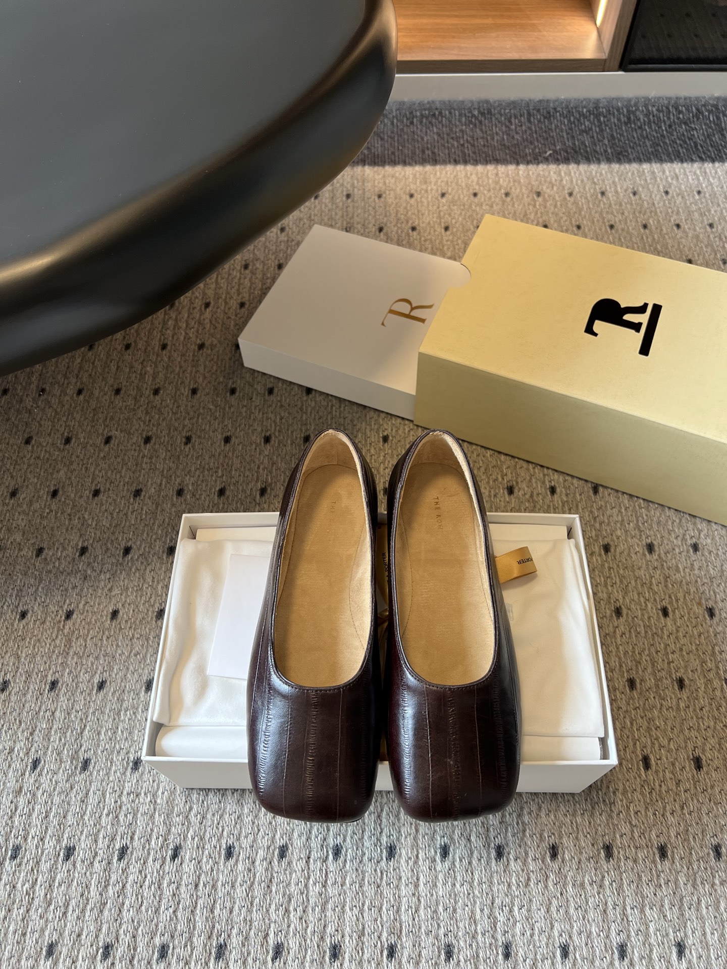 NO:926615,Purchasing agent grade Dongguan-made high-quality The Ro*26ss new summer square-toe flat shoes have a lazy retro atmosphere. The simple and square toe box weakens the edges and corners, and the lines are smooth and soft, easily creating an effortless literary and artistic temperament. Suitable for a variety of daily wear, casual and comfortable with wide-leg jeans, gentle and elegant with a long skirt, and can be easily controlled for commuting, shopping, and dating. The upper is imported cowhide and the inner lining is cowhide.  Outsole Italian genuine leather outsole injection molding size 35-40 (customized size 40 is not returnable), single shoes, skirts, jeans, cowhide, Leather soles19860909代购级 莞产高品质 The Ro*26ss夏季新款方头平底单鞋 自带慵懒复古氛围感,简约方正鞋头弱化棱角感,线条流畅柔和,轻松打造不费力的文艺气质. 日常适配多种穿搭,搭配阔腿牛仔裤随性自在,配半身长裙温柔雅致,通勤、逛街、约会都能轻松驾驭. 鞋面进口牛皮 内里胎牛绒 大底意大利真皮大底注塑射出 size35-40码（40码定制不退换）,单鞋,skirts,jeans,cowhide,Leather soles,Women's Shoes