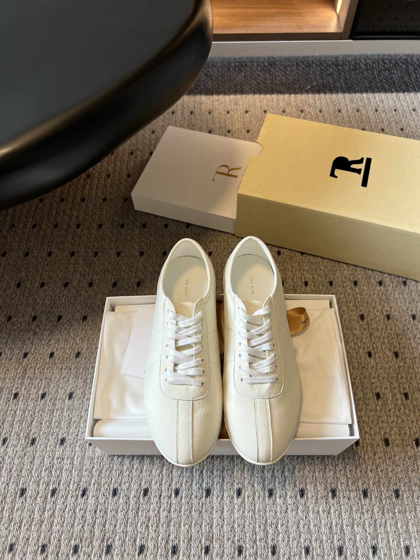 NO:926607,Purchasing agent grade Dongguan-made high-quality The Ro*26ss summer new Dexun casual shoes have a high-end cool and minimalist temperament. The smooth and slender shoe shape is matched with a whole piece of leather tailoring. The split stitching design is neat and clean without unnecessary decoration, interpreting a low-key and luxurious dressing style. It is highly suitable for wearing scenes. It can be paired with suit pants to create a smart commuting style. It can be paired with straight jeans for simplicity and casualness. It can also neutralize the softness with a skirt. It is very suitable for daily travel and commuting to work.  Imported sheepskin for the upper, mixed sheepskin lining for the outsole, original molded outsole, size 35-40 (customized size 40 is not returnable), casual shoes/sports shoes, sneakers, skirts, jeans, business suit, sheepskin19860909代购级 莞产高品质 The Ro*26ss夏季新款德训休闲鞋 自带高级清冷极简气质,流畅修长鞋型搭配整块皮质剪裁,分割缝线设计利落干净,没有多余装饰,诠释低调奢华的穿搭格调. 穿搭场景适配度极高,搭配西装裤打造干练通勤风格,搭配直筒牛仔裤简约随性,配半身裙又能中和柔美感,日常出行、上班通勤都十分合适. 鞋面进口羊皮 内里混种羊皮 大底原版开模大底 size35-40码（40码定制不退换）,休闲鞋/运动鞋,sneakers,skirts,jeans,business suit,sheepskin,Women's Shoes