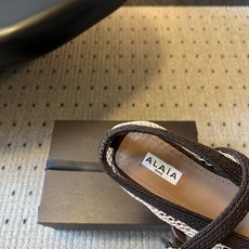 ALAÏ*26ss夏季新款复古网面玛丽珍平底鞋自带自然慵懒的田园文艺氛围感,规整方格网纱镂空鞋面,撞色编 ALAÏ*26ss夏季新款复古网面玛丽珍平底鞋自带自然慵懒的田园文艺氛围感,规整方格网纱镂空鞋面,撞色编