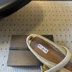 ALAÏ*26ss夏季新款复古网面玛丽珍平底鞋自带自然慵懒的田园文艺氛围感,规整方格网纱镂空鞋面,撞色编 ALAÏ*26ss夏季新款复古网面玛丽珍平底鞋自带自然慵懒的田园文艺氛围感,规整方格网纱镂空鞋面,撞色编