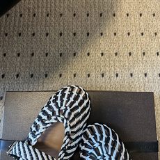 ALAÏ*26ss夏季新款复古编织玛丽珍平底鞋自带田园慵懒的松弛复古文艺氛围,可调节一字扣玛丽珍设计,圆 ALAÏ*26ss夏季新款复古编织玛丽珍平底鞋自带田园慵懒的松弛复古文艺氛围,可调节一字扣玛丽珍设计,圆