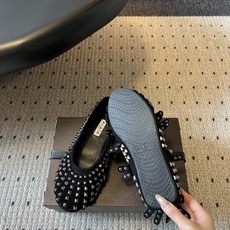 ALAÏ*26ss夏季新款铆钉平底单鞋自带暗黑小众高级,低调黑色底色碰撞银色金属配饰,冷冽又极具辨识度, ALAÏ*26ss夏季新款铆钉平底单鞋自带暗黑小众高级,低调黑色底色碰撞银色金属配饰,冷冽又极具辨识度,
