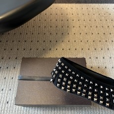 ALAÏ*26ss夏季新款铆钉平底单鞋自带暗黑小众高级,低调黑色底色碰撞银色金属配饰,冷冽又极具辨识度, ALAÏ*26ss夏季新款铆钉平底单鞋自带暗黑小众高级,低调黑色底色碰撞银色金属配饰,冷冽又极具辨识度,