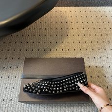 ALAÏ*26ss夏季新款铆钉平底单鞋自带暗黑小众高级,低调黑色底色碰撞银色金属配饰,冷冽又极具辨识度, ALAÏ*26ss夏季新款铆钉平底单鞋自带暗黑小众高级,低调黑色底色碰撞银色金属配饰,冷冽又极具辨识度,