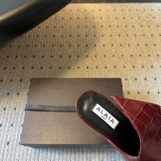 ALAÏ*26ss夏季新款尖头细跟穆勒拖自带冷艳高级的复古贵气格调,利落小方尖头拉长脚部线条,无后跟穆勒 ALAÏ*26ss夏季新款尖头细跟穆勒拖自带冷艳高级的复古贵气格调,利落小方尖头拉长脚部线条,无后跟穆勒