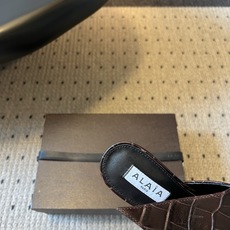 ALAÏ*26ss夏季新款尖头细跟穆勒拖自带冷艳高级的复古贵气格调,利落小方尖头拉长脚部线条,无后跟穆勒 ALAÏ*26ss夏季新款尖头细跟穆勒拖自带冷艳高级的复古贵气格调,利落小方尖头拉长脚部线条,无后跟穆勒