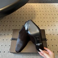 ALAÏ*26ss夏季新款尖头细跟穆勒拖自带冷艳高级的复古贵气格调,利落小方尖头拉长脚部线条,无后跟穆勒 ALAÏ*26ss夏季新款尖头细跟穆勒拖自带冷艳高级的复古贵气格调,利落小方尖头拉长脚部线条,无后跟穆勒