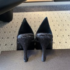 ALAÏ*26ss夏季新款尖头细跟穆勒拖自带冷艳高级的复古贵气格调,利落小方尖头拉长脚部线条,无后跟穆勒 ALAÏ*26ss夏季新款尖头细跟穆勒拖自带冷艳高级的复古贵气格调,利落小方尖头拉长脚部线条,无后跟穆勒
