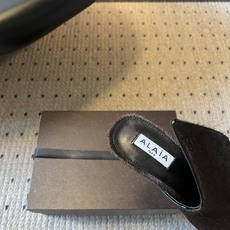 ALAÏ*26ss夏季新款尖头细跟穆勒拖自带冷艳高级的复古贵气格调,利落小方尖头拉长脚部线条,无后跟穆勒 ALAÏ*26ss夏季新款尖头细跟穆勒拖自带冷艳高级的复古贵气格调,利落小方尖头拉长脚部线条,无后跟穆勒