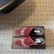 ALAÏ*26ss夏季新款尖头细跟穆勒拖自带冷艳高级的复古贵气格调,利落小方尖头拉长脚部线条,无后跟穆勒 ALAÏ*26ss夏季新款尖头细跟穆勒拖自带冷艳高级的复古贵气格调,利落小方尖头拉长脚部线条,无后跟穆勒