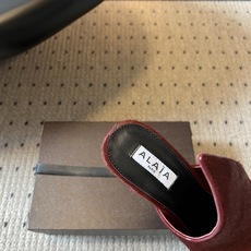 ALAÏ*26ss夏季新款尖头细跟穆勒拖自带冷艳高级的复古贵气格调,利落小方尖头拉长脚部线条,无后跟穆勒 ALAÏ*26ss夏季新款尖头细跟穆勒拖自带冷艳高级的复古贵气格调,利落小方尖头拉长脚部线条,无后跟穆勒