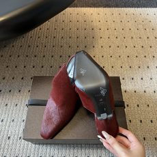 ALAÏ*26ss夏季新款尖头细跟穆勒拖自带冷艳高级的复古贵气格调,利落小方尖头拉长脚部线条,无后跟穆勒 ALAÏ*26ss夏季新款尖头细跟穆勒拖自带冷艳高级的复古贵气格调,利落小方尖头拉长脚部线条,无后跟穆勒