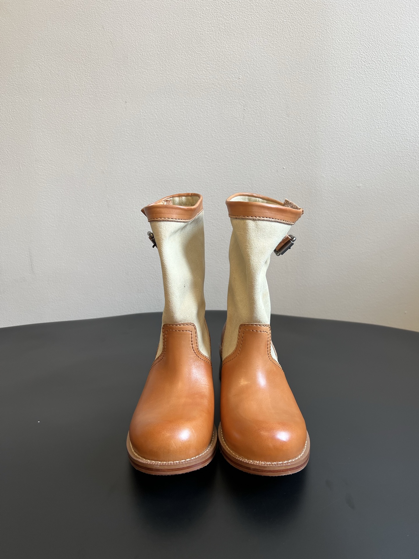 NO:928788,Fabric-covered Prad*26ss new summer style retro mid-calf work boots with leather buckle decoration. The rounded and square toe box gently modifies the foot shape. The boot body is designed with splicing of different materials. The side of the boot shaft is equipped with a metal adjustment buckle, which can fine-tune the circumference of the boot opening. The medium and low square heel combines retro style and walking stability.  The outfit is suitable for a variety of autumn and winter looks. The color-blocked style is paired with denim wide-leg pants and a distressed work jacket to easily create an American Western retro look; the long windbreaker can highlight the casual atmosphere for commuting or daily shopping. It is suitable for autumn outings, street shopping, and commuting. The upper is washed cowhide/original custom fabric, and the lining is cowhide. Genuine leather outsole size 35-40 (customized size 40 is not returnable)  Heel height 4cm, boots, prada, boots, jackets & coats, cowhide, Leather soles19860909布面 Prad*26ss夏季新款拼皮扣饰复古中筒工装靴 圆润方圆鞋头柔和修饰脚型,靴身采用异材质拼接设计,靴筒侧边配置金属调节扣带,可随心微调靴口围度,中低方跟兼顾复古格调与行走稳度. 穿搭适配多元秋冬造型,拼色款搭配牛仔阔腿裤、做旧工装外套,轻松打造美式西部复古穿搭；长款风衣,通勤出行或是日常逛街都能凸显随性氛围感,秋日出游、街头探店、通勤通勤都适配. 鞋面水洗牛皮/原版定制布 内里牛皮 大底真皮大底 size35-40码（40码定制不退换） 跟高4cm,靴子,prada,boots,jackets & coats,cowhide,Leather soles,Women's Shoes