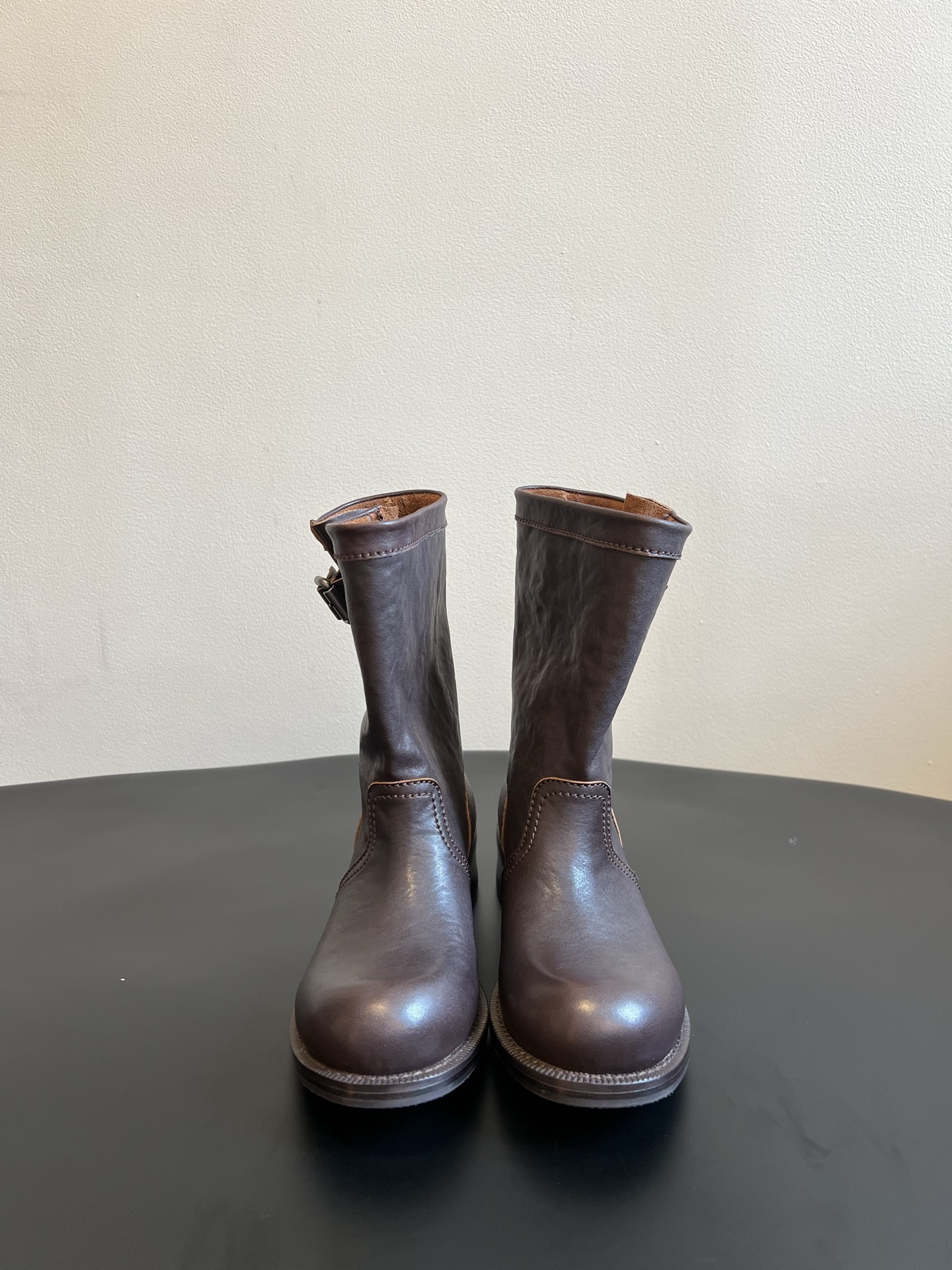 NO:921998,Prad*26ss new summer style retro mid-calf work boots with leather buckle decoration. The round and square toe caps softly modify the foot shape. The boot body is designed with splicing of different materials. The side of the boot shaft is equipped with a metal adjustment buckle, which can fine-tune the circumference of the boot opening. The medium and low square heel combines retro style and walking stability.  The outfit is suitable for a variety of autumn and winter looks. The color-blocked style is paired with denim wide-leg pants and a distressed work jacket to easily create an American Western retro look; the long windbreaker can highlight the casual atmosphere for commuting or daily shopping. It is suitable for autumn outings, street shopping, and commuting. The upper is washed cowhide/original custom fabric, and the lining is cowhide. Genuine leather outsole size 35-40 (customized size 40 is not returnable)  Heel height 4cm, boots, prada, boots, jackets & coats, cowhide, Leather soles19860909Prad*26ss夏季新款拼皮扣饰复古中筒工装靴 圆润方圆鞋头柔和修饰脚型,靴身采用异材质拼接设计,靴筒侧边配置金属调节扣带,可随心微调靴口围度,中低方跟兼顾复古格调与行走稳度. 穿搭适配多元秋冬造型,拼色款搭配牛仔阔腿裤、做旧工装外套,轻松打造美式西部复古穿搭；长款风衣,通勤出行或是日常逛街都能凸显随性氛围感,秋日出游、街头探店、通勤通勤都适配. 鞋面水洗牛皮/原版定制布 内里牛皮 大底真皮大底 size35-40码（40码定制不退换） 跟高4cm,靴子,prada,boots,jackets & coats,cowhide,Leather soles,Women's Shoes