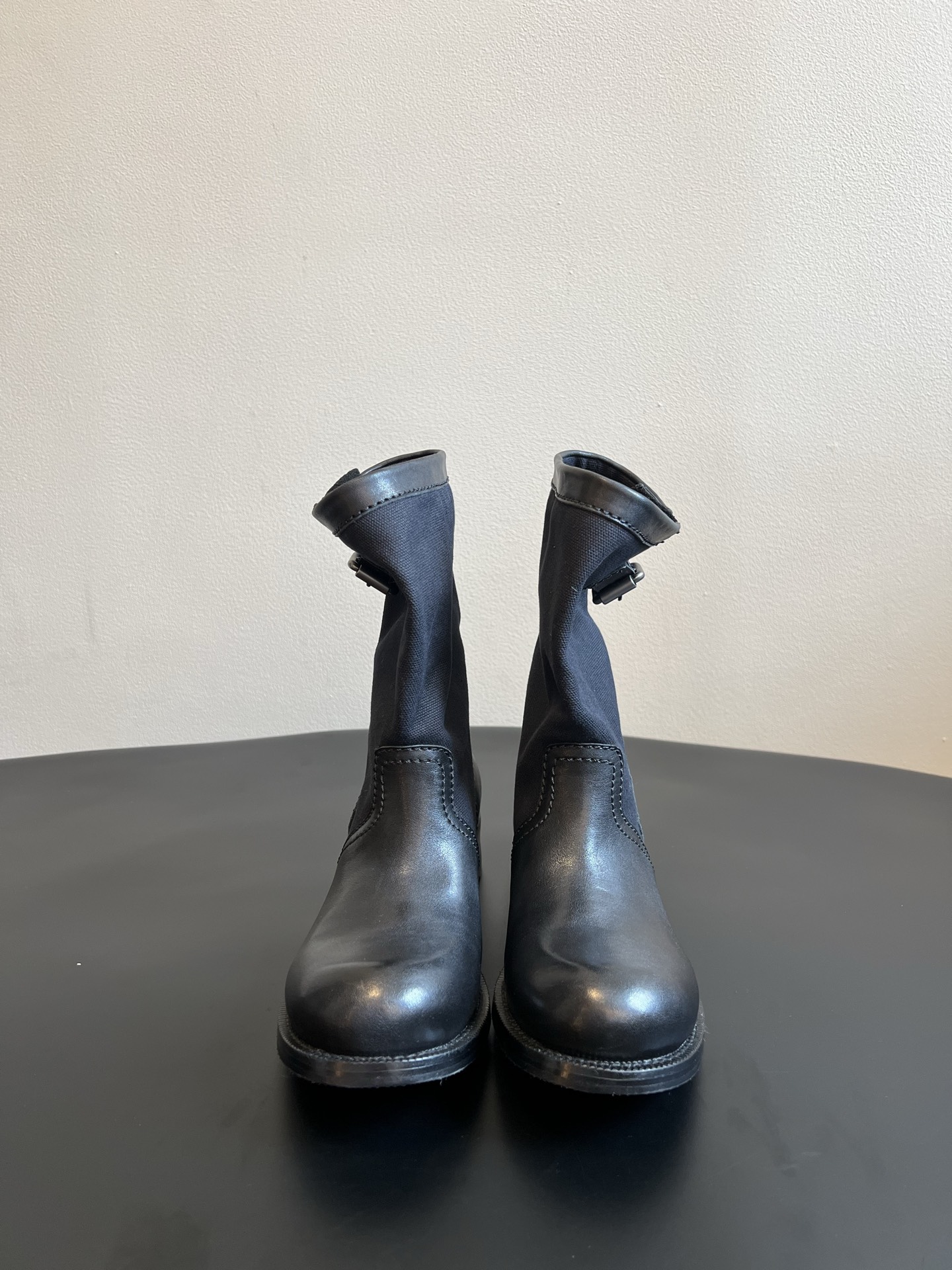 NO:928797,Prad*26ss new summer style retro mid-calf work boots with leather buckle decoration. The round and square toe caps softly modify the foot shape. The boot body is designed with splicing of different materials. The side of the boot shaft is equipped with a metal adjustment buckle, which can fine-tune the circumference of the boot opening. The medium and low square heel combines retro style and walking stability.  The outfit is suitable for a variety of autumn and winter looks. The color-blocked style is paired with denim wide-leg pants and a distressed work jacket to easily create an American Western retro look; the long windbreaker can highlight the casual atmosphere for commuting or daily shopping. It is suitable for autumn outings, street shopping, and commuting. The upper is washed cowhide/original custom fabric, and the lining is cowhide. Genuine leather outsole size 35-40 (customized size 40 is not returnable)  Heel height 4cm, boots, prada, boots, jackets & coats, cowhide, Leather soles19860909Prad*26ss夏季新款拼皮扣饰复古中筒工装靴 圆润方圆鞋头柔和修饰脚型,靴身采用异材质拼接设计,靴筒侧边配置金属调节扣带,可随心微调靴口围度,中低方跟兼顾复古格调与行走稳度. 穿搭适配多元秋冬造型,拼色款搭配牛仔阔腿裤、做旧工装外套,轻松打造美式西部复古穿搭；长款风衣,通勤出行或是日常逛街都能凸显随性氛围感,秋日出游、街头探店、通勤通勤都适配. 鞋面水洗牛皮/原版定制布 内里牛皮 大底真皮大底 size35-40码（40码定制不退换） 跟高4cm,靴子,prada,boots,jackets & coats,cowhide,Leather soles,Women's Shoes