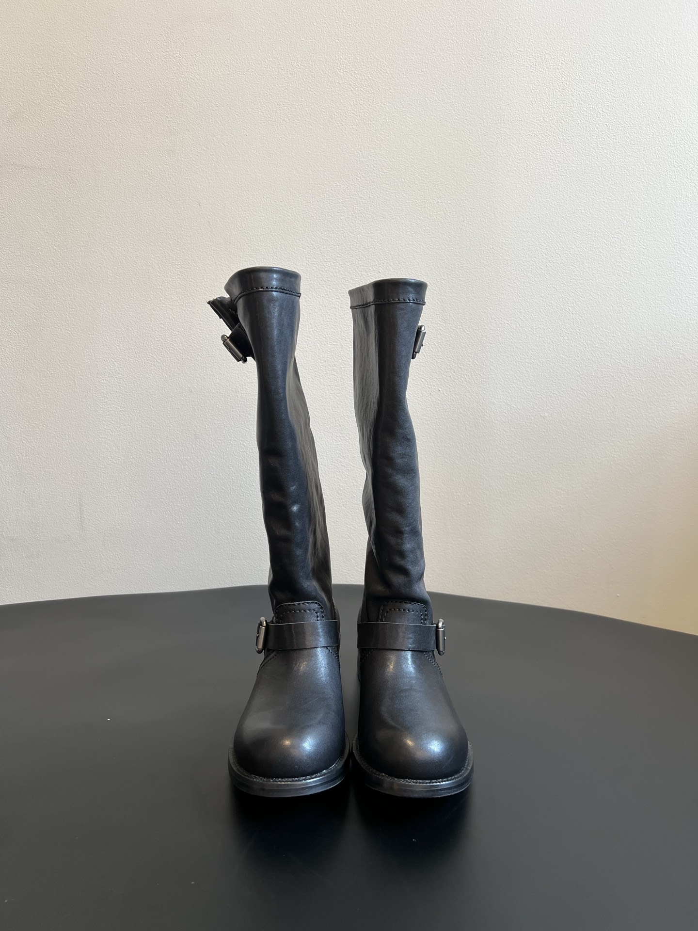 NO:928777,Prad*26ss new summer double-button retro high-top knight boots. The rounded toe shape is soft and tolerant. The upper and lower double-layer metal belt buckles are an iconic design. The girth of both buckles can be adjusted freely. The mid-calf boot shape is matched with a neat low thick heel. The black and brown two-color replica of the American retro motorcycle style make the casual pile of boots full of atmosphere.  It is suitable for various autumn and winter styles. The dark brown model is paired with distressed denim straight pants and a suede jacket. It is easy to match the American retro motorcycle style. It combines commuting sophistication with street coolness. It can be easily matched for daily outings, short trips, and autumn and winter commuting. The upper is washed cowhide, the lining is cowhide, and the outsole is genuine leather. Size 35-40 (40 size customization is non-refundable). Heel height 4cm, boots, prada, boots, jackets &  coats,cowhide,chamois leather,Leather soles19860909Prad*26ss夏季新款双扣复古高筒骑士靴 圆润圆头版型柔和包容脚趾,上下双层金属皮带扣是标志性设计,两处扣带均可自由调节围度,中筒靴型搭配利落低粗跟,黑棕双色复刻美式复古机车风,随性堆靴穿搭氛围感十足. 穿搭适配多种秋冬风格,深棕款搭配做旧牛仔直筒裤、麂皮夹克,轻松拿捏美式复古机车穿搭,兼顾通勤干练与街头酷感,日常出街、短途旅行、秋冬通勤都能轻松搭配. 鞋面水洗牛皮 内里牛皮 大底真皮大底 size35-40码（40码定制不退换） 跟高4cm,靴子,prada,boots,jackets & coats,cowhide,chamois leather,Leather soles,Women's Shoes