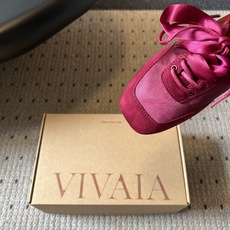 Vivai*26ss夏季新款丝带方头芭蕾舞鞋自带温柔松弛的氛围感,缎面材质泛着细腻柔光,褶皱后跟搭配丝带 Vivai*26ss夏季新款丝带方头芭蕾舞鞋自带温柔松弛的氛围感,缎面材质泛着细腻柔光,褶皱后跟搭配丝带