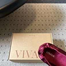 Vivai*26ss夏季新款丝带方头芭蕾舞鞋自带温柔松弛的氛围感,缎面材质泛着细腻柔光,褶皱后跟搭配丝带 Vivai*26ss夏季新款丝带方头芭蕾舞鞋自带温柔松弛的氛围感,缎面材质泛着细腻柔光,褶皱后跟搭配丝带