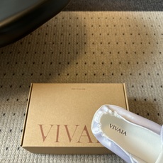 Vivai*26ss夏季新款丝带方头芭蕾舞鞋自带温柔松弛的氛围感,缎面材质泛着细腻柔光,褶皱后跟搭配丝带 Vivai*26ss夏季新款丝带方头芭蕾舞鞋自带温柔松弛的氛围感,缎面材质泛着细腻柔光,褶皱后跟搭配丝带