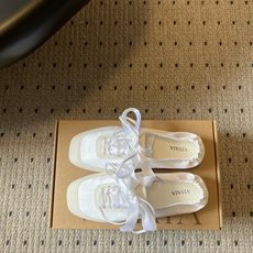 Vivai*26ss夏季新款丝带方头芭蕾舞鞋自带温柔松弛的氛围感,缎面材质泛着细腻柔光,褶皱后跟搭配丝带 Vivai*26ss夏季新款丝带方头芭蕾舞鞋自带温柔松弛的氛围感,缎面材质泛着细腻柔光,褶皱后跟搭配丝带