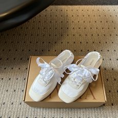 Vivai*26ss夏季新款丝带方头芭蕾舞鞋自带温柔松弛的氛围感,缎面材质泛着细腻柔光,褶皱后跟搭配丝带 Vivai*26ss夏季新款丝带方头芭蕾舞鞋自带温柔松弛的氛围感,缎面材质泛着细腻柔光,褶皱后跟搭配丝带