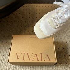 Vivai*26ss夏季新款丝带方头芭蕾舞鞋自带温柔松弛的氛围感,缎面材质泛着细腻柔光,褶皱后跟搭配丝带 Vivai*26ss夏季新款丝带方头芭蕾舞鞋自带温柔松弛的氛围感,缎面材质泛着细腻柔光,褶皱后跟搭配丝带