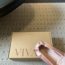 Vivai*26ss夏季新款丝带方头芭蕾舞鞋自带温柔松弛的氛围感,缎面材质泛着细腻柔光,褶皱后跟搭配丝带 Vivai*26ss夏季新款丝带方头芭蕾舞鞋自带温柔松弛的氛围感,缎面材质泛着细腻柔光,褶皱后跟搭配丝带