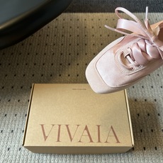 Vivai*26ss夏季新款丝带方头芭蕾舞鞋自带温柔松弛的氛围感,缎面材质泛着细腻柔光,褶皱后跟搭配丝带 Vivai*26ss夏季新款丝带方头芭蕾舞鞋自带温柔松弛的氛围感,缎面材质泛着细腻柔光,褶皱后跟搭配丝带