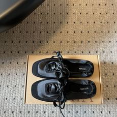 Vivai*26ss夏季新款丝带方头芭蕾舞鞋自带温柔松弛的氛围感,缎面材质泛着细腻柔光,褶皱后跟搭配丝带 Vivai*26ss夏季新款丝带方头芭蕾舞鞋自带温柔松弛的氛围感,缎面材质泛着细腻柔光,褶皱后跟搭配丝带